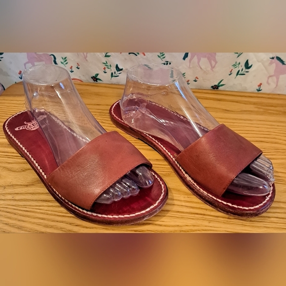 EUC Freebird Red Smooth Leather Slide On Flat Casual Sandal Flip Flop Shoe SZ 9 - Picture 1 of 7